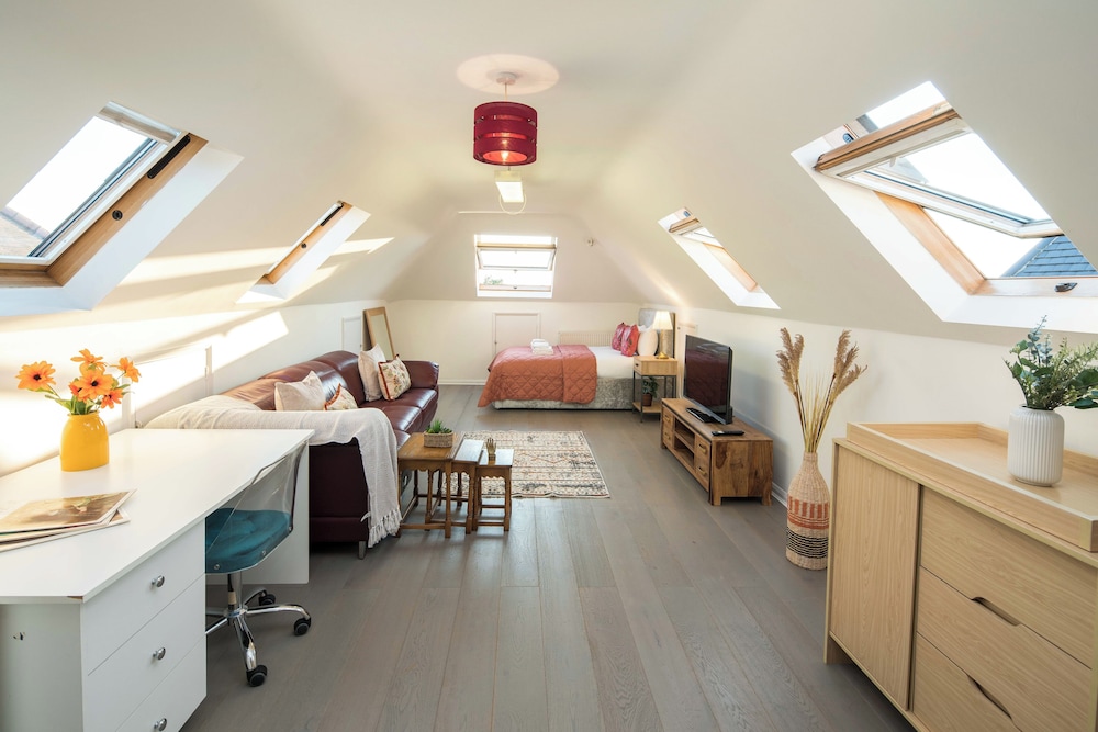 Luxurious 6-bed House With Pool and Free Parking