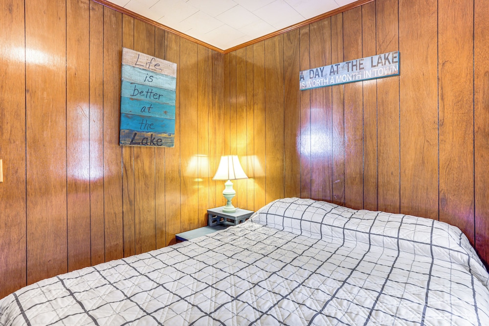 Shared Dock & Yard: Greers Ferry Lake Home!