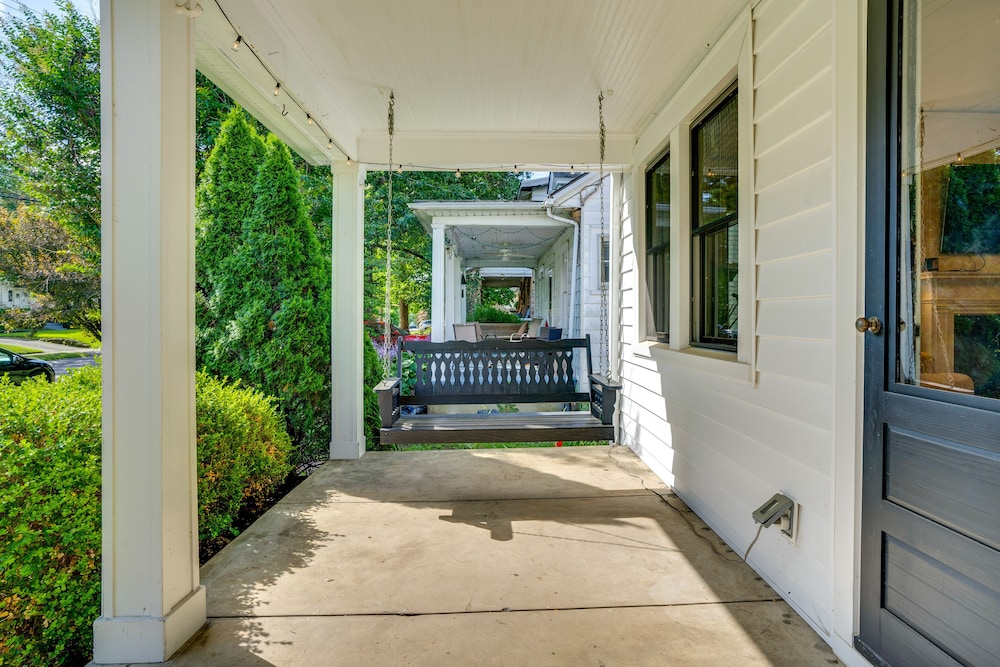Charming Louisville Retreat w/ Patio & Fireplace!