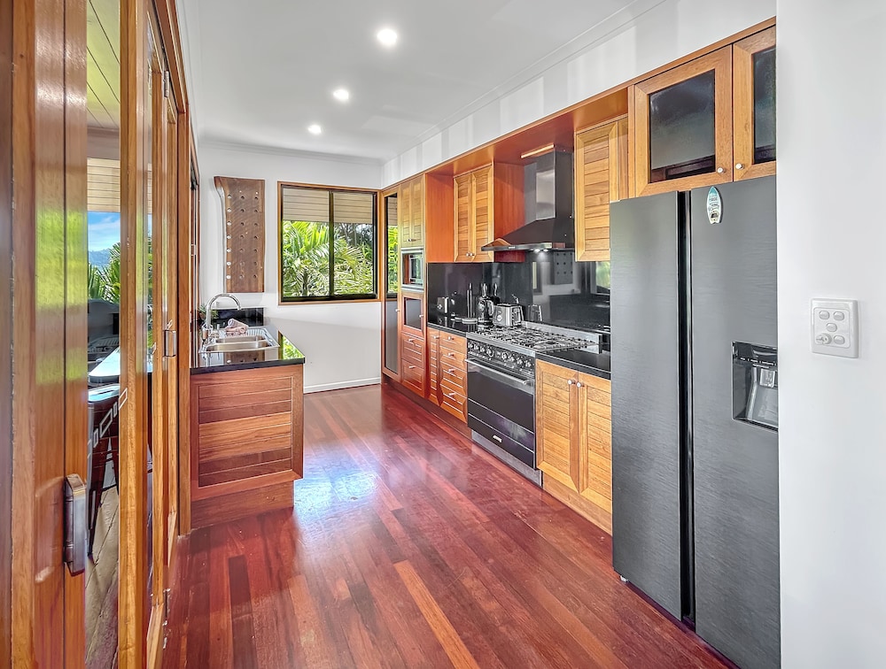 The BoatHouse - Private 4 bedroom house