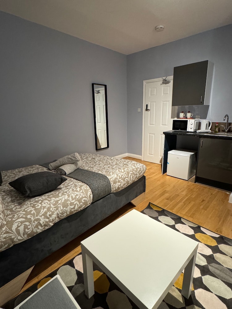 Studio - Sleeps 2 - Parking - Close to Paddington