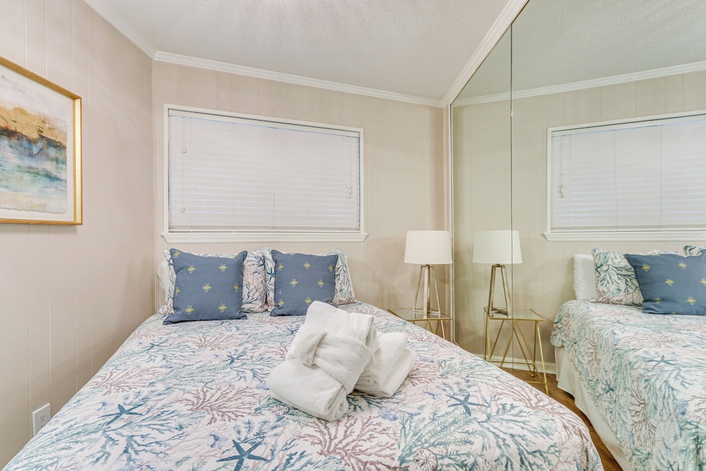 Walk to Coligny Beach Park: Condo w/ Pool Access!