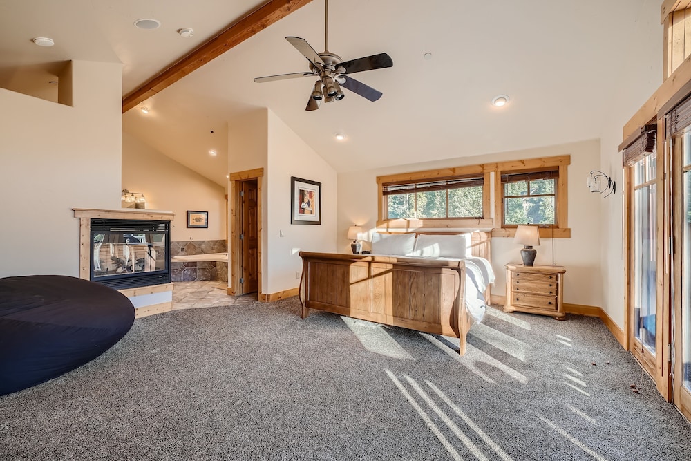 Peaks Paradise 4 Bedroom Home by RedAwning view 2