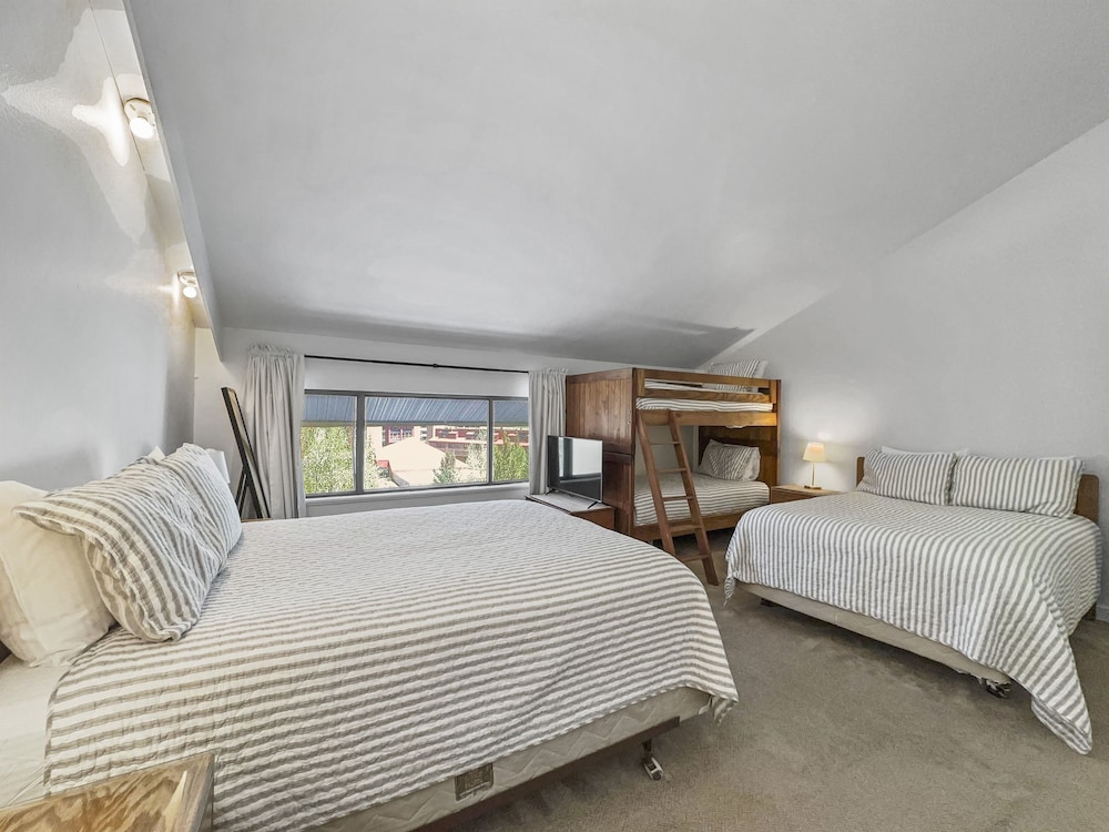 Cj405 Copper Junction 3 Bedroom Condo by RedAwning view 4