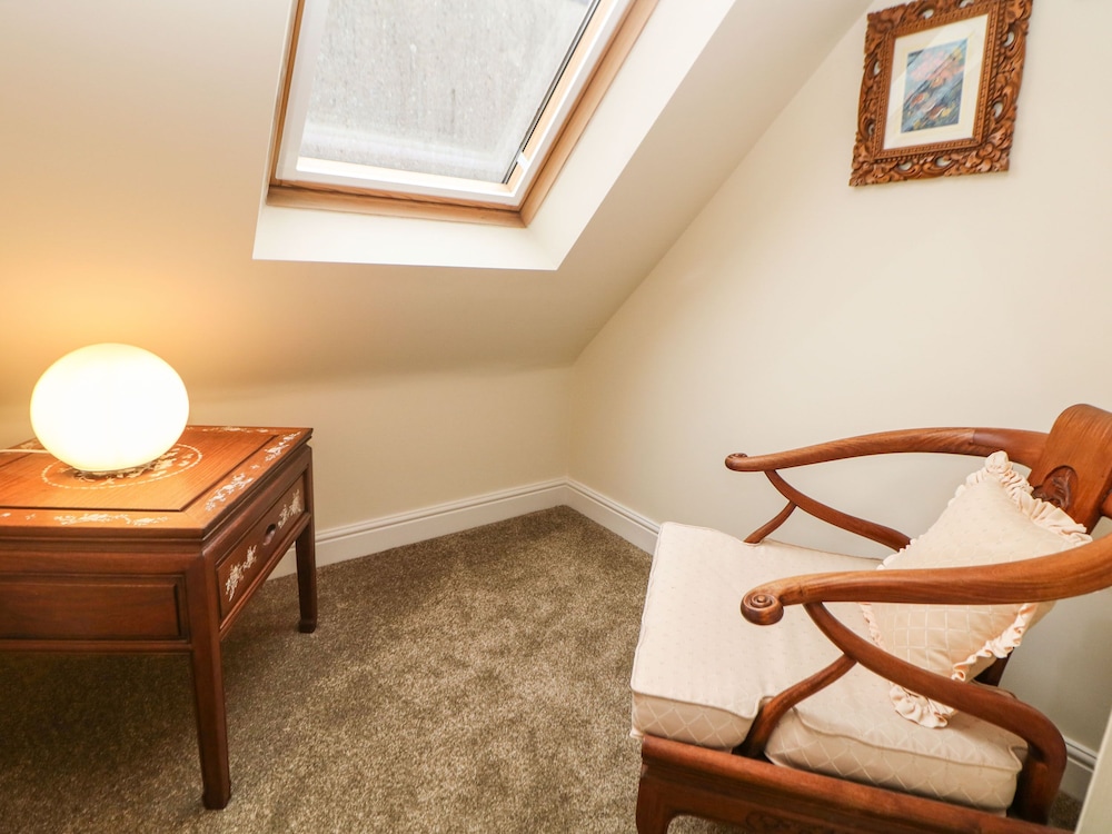 1 Knowleston House