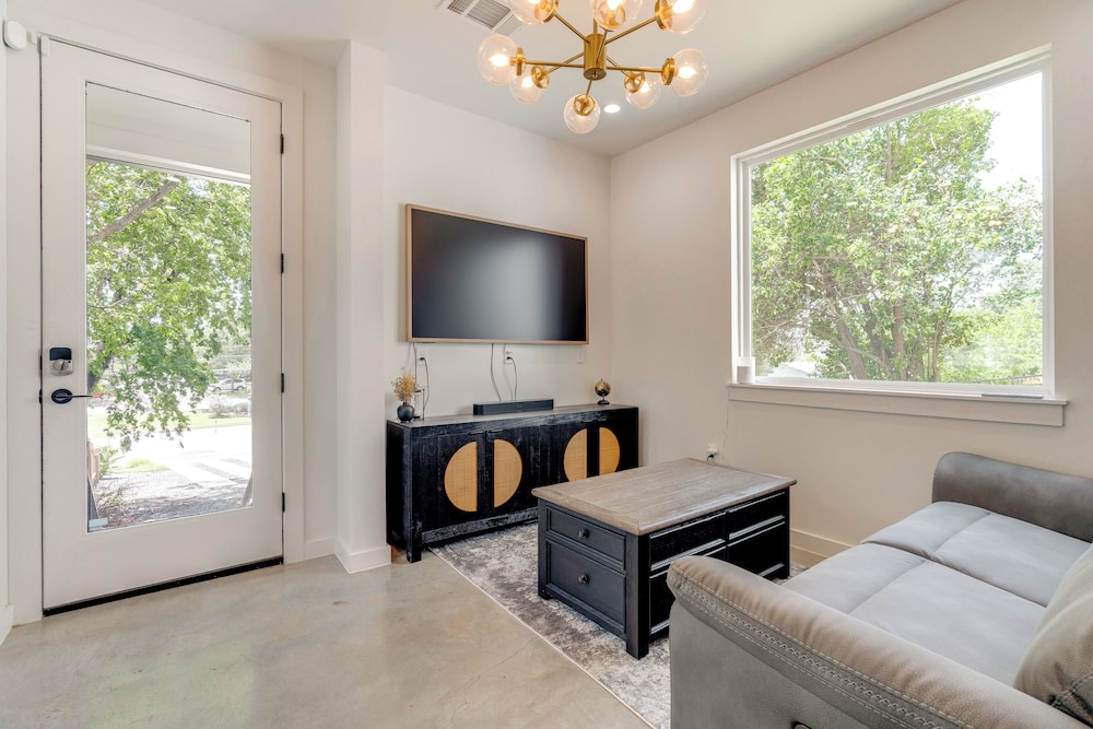 Near Restaurants & Parks: Home 3 Mi to Dtwn Austin
