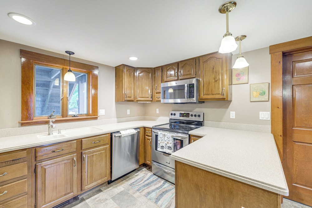 Walk to Memorial Park: Pet-friendly Bethlehem Home view 5
