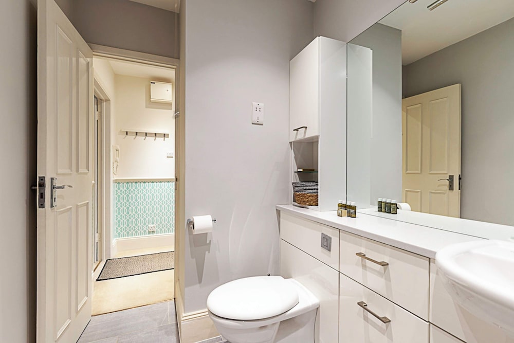 Charming Earls Court Apartment
