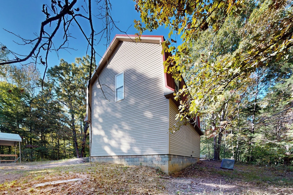 2BR House w/ A/C & Games, Close to Lake