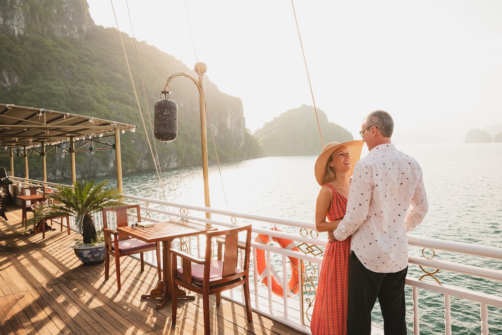 Heritage Line Violet cruise – Ha Long Bay & Lan Ha Bay