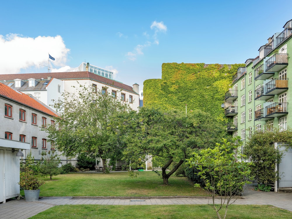 Sanders Shield 2 - 3 Bedroom Apartment With Balcony