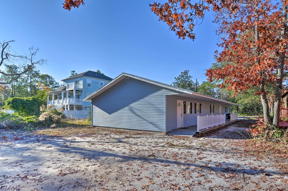 2 Mi to Barefoot Landing! 'bailey's Beach Cottage' view 5