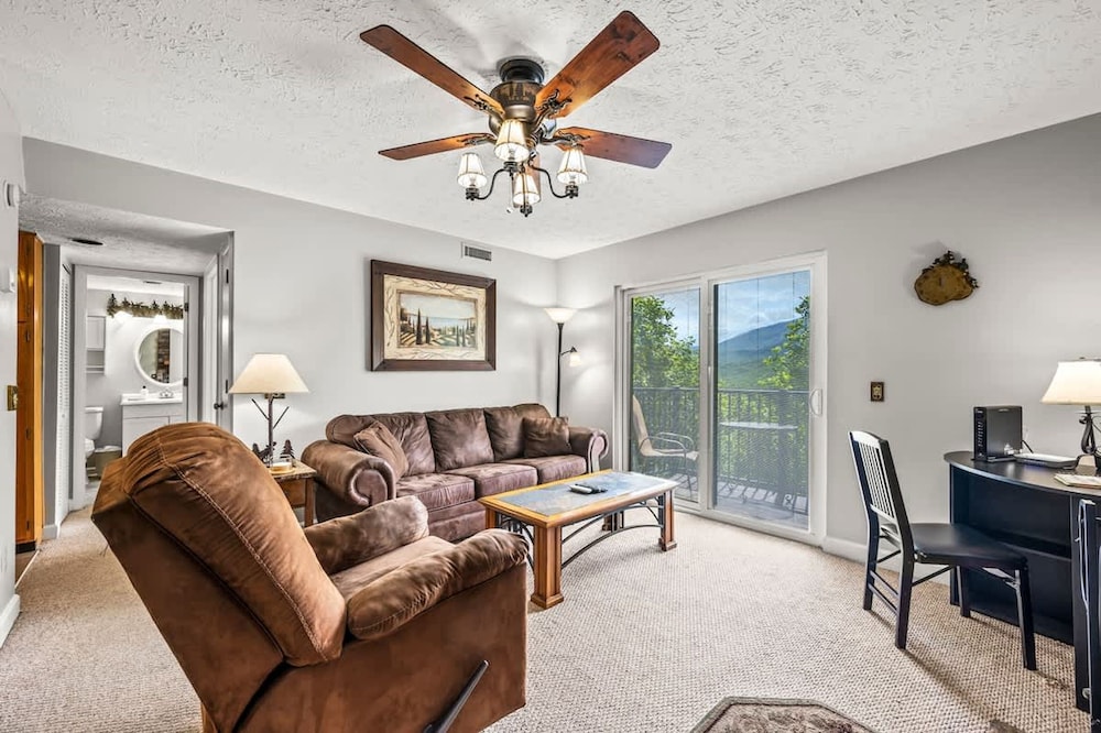 Private Balcony w Views Heated Pool Full Kitchen