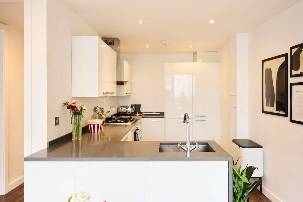 The Kensal Green Wonder - Bright 2bdr Flat With Balcony