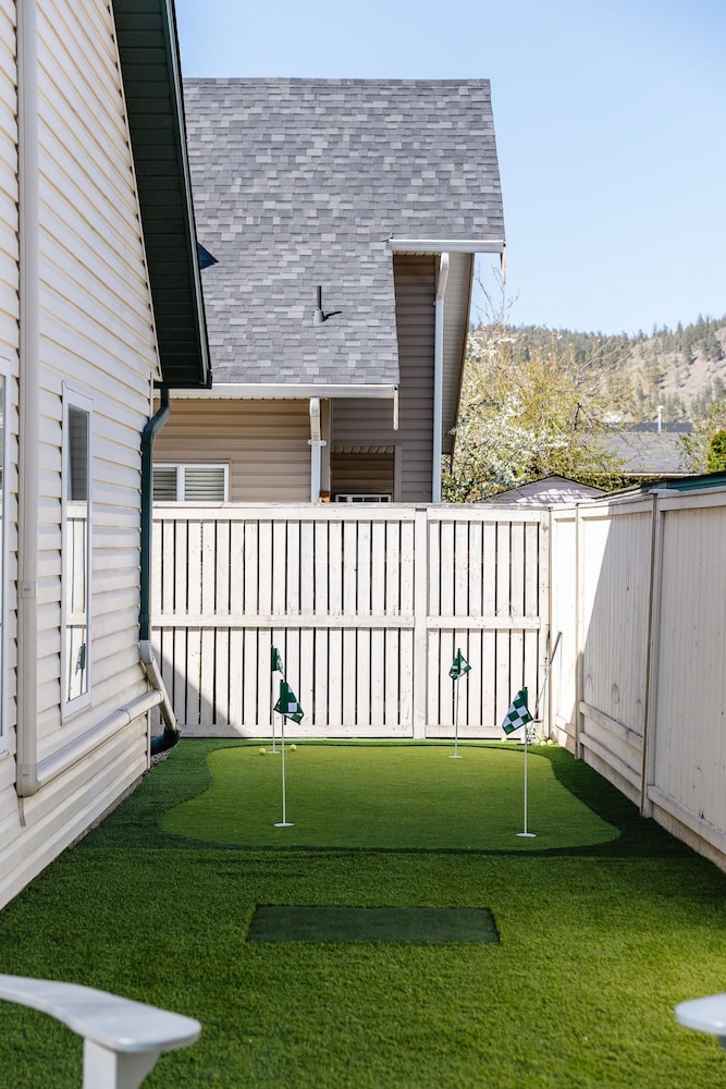 The Oxen - Dt Home w Putting Green and Tons of Parking