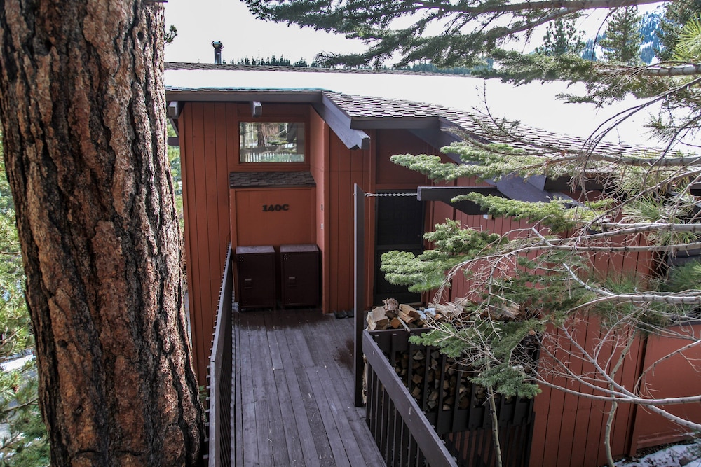 Mammoth West 140 Pet-Friendly Updated Condo, Just A Short Walk to Canyon Lodge by RedAwning