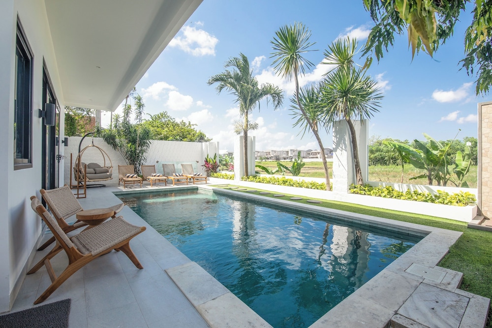 4 Bd Seminyak Retreat, Rice Fields 4 Mins to Beach
