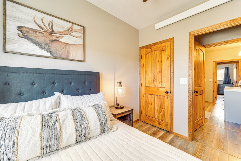 3 Mi to Trails: Secluded Eagar Cabin w/ Mtn Views!