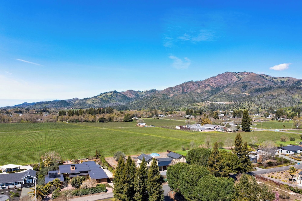 Luxe, Pool, Spa, Fire Pit, Game Room, Piano Sonoma Pool Retreat by Avantstay