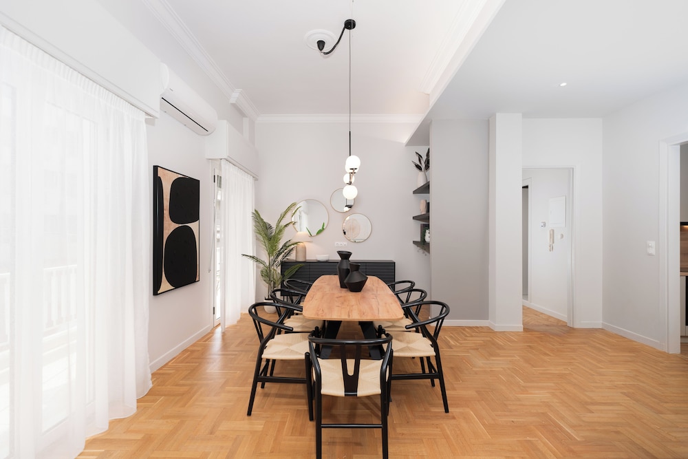 Spacious & Stylish Athens Apartment - Walk To Metro