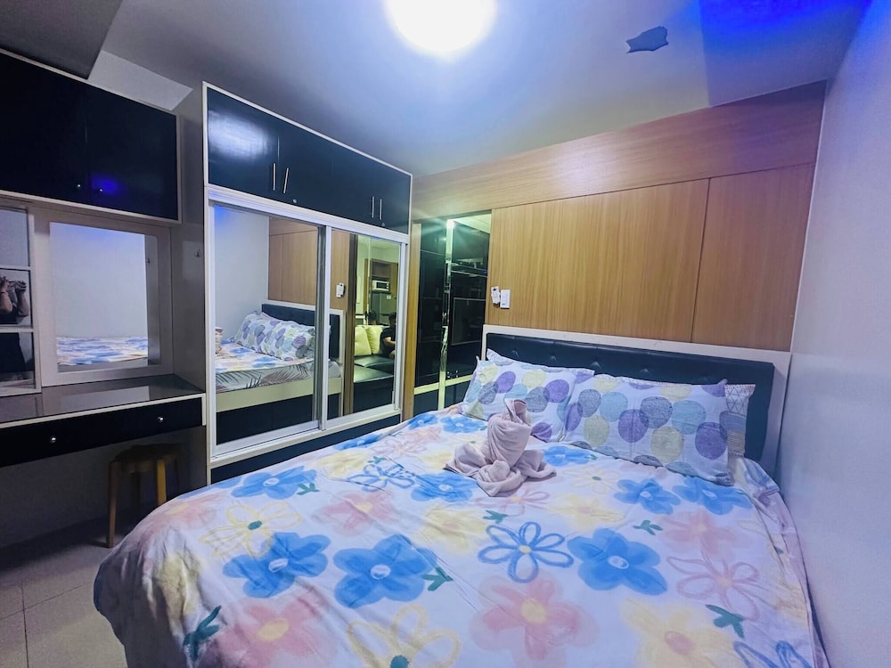 Ritzy Pasay Getaway - Entire Apartment for Rent