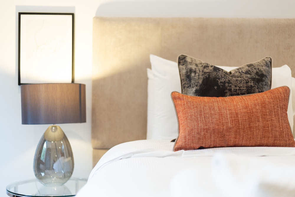 The Carlyle - Elegant Serviced Apartments