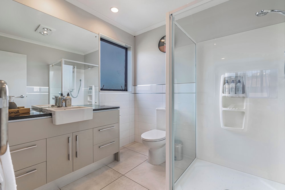 Comfy 4BR Home w/ Mt. Wellington View Zodiak Stays