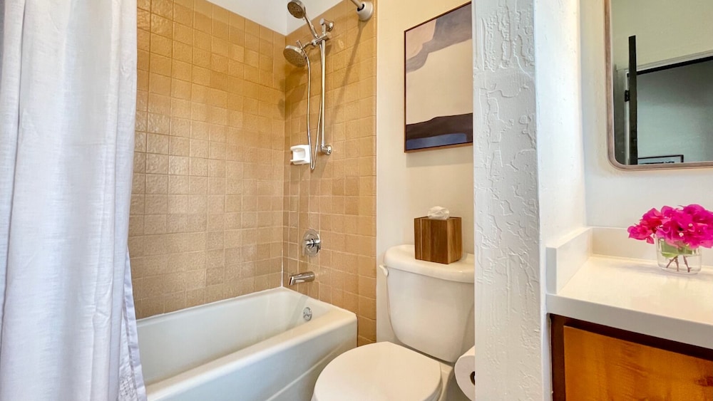 Sophisticated Oceanfront Retreat - Air-conditioned - Walk to Beach - Vrkcv