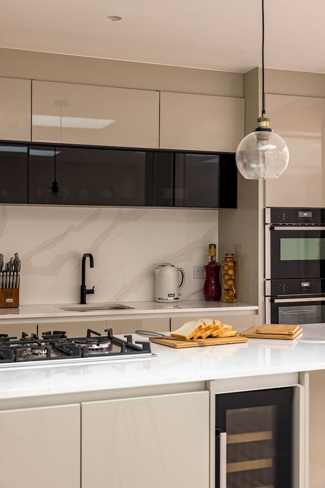 3-bdr Stunning LUX Villa Parking Central London