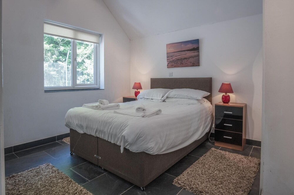 Manor View - 1 Bedroom Apartment - Pendine view 4
