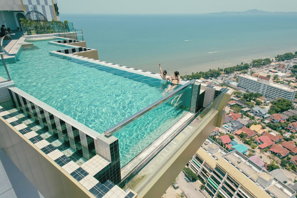 Private Swim Up Pool Apartment on Jomtien Beach Pattaya