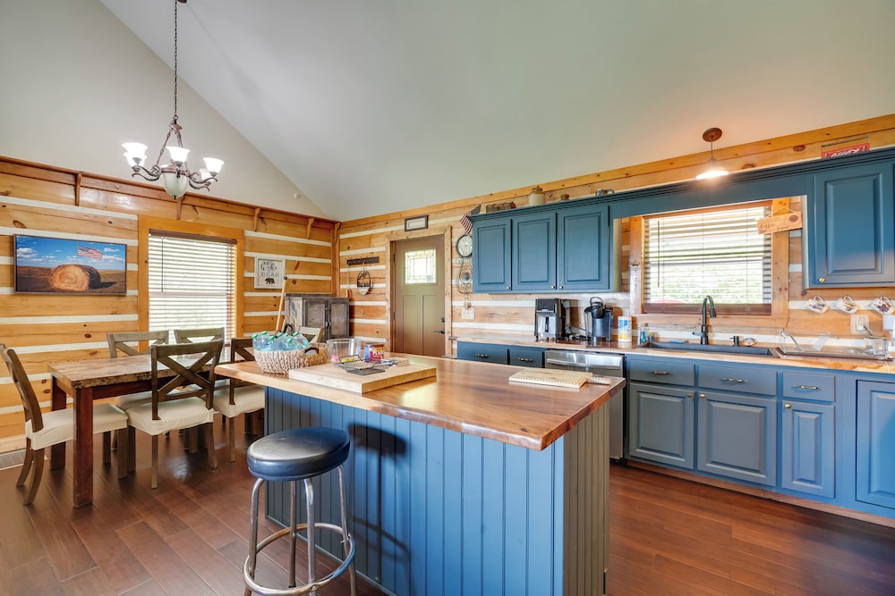 Lake & Mountain Views: Rockwood Cabin on 8 Acres