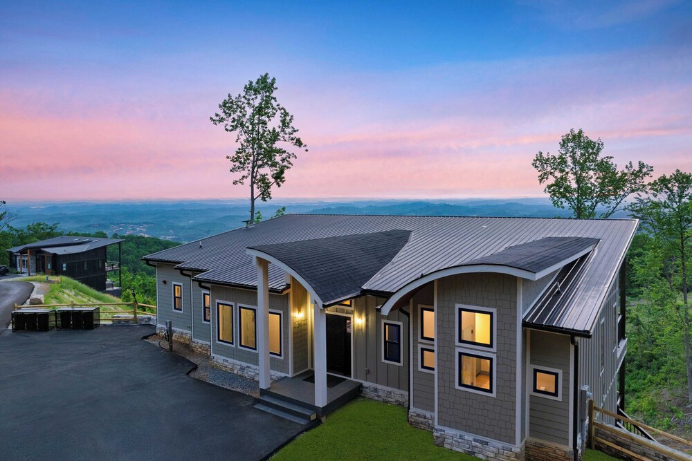 Luxury Group Retreat w/ Indoor Pool, Arcade & 56-mile Views Grand Vista Retreat