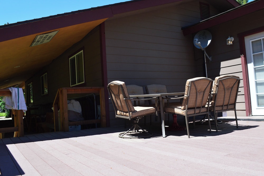 3BR House Near Skiing w/ Hot Tub