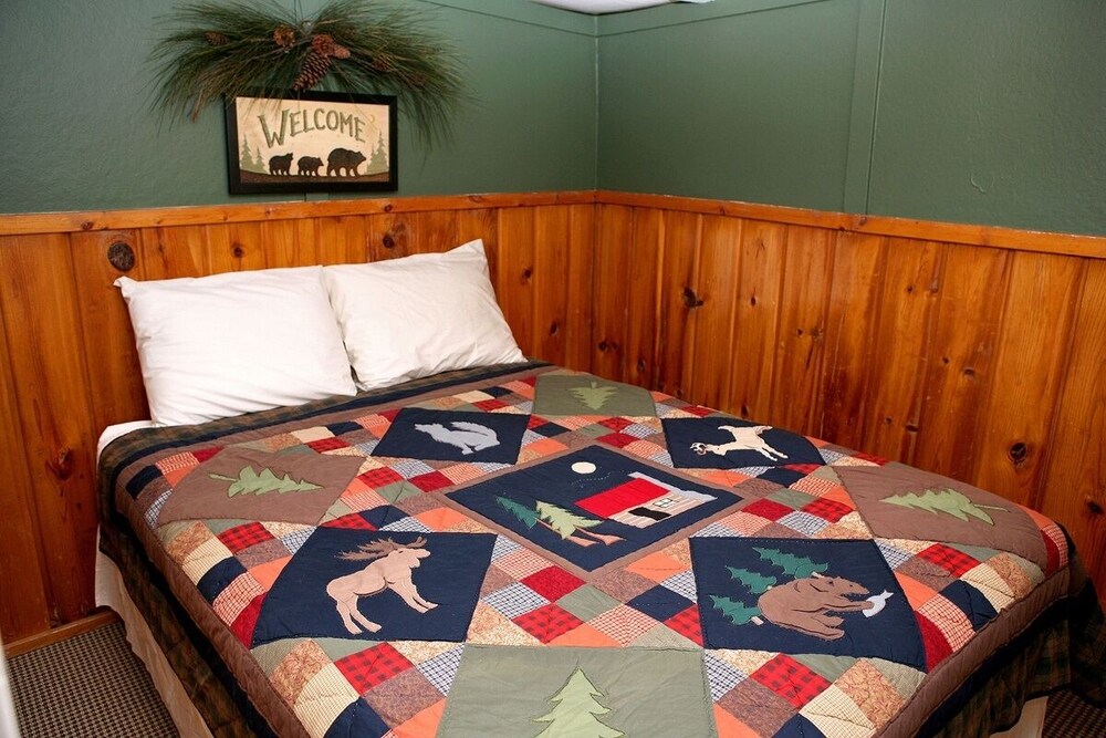 Triple R Cottages: 5 2 Bedroom Cabin view 3