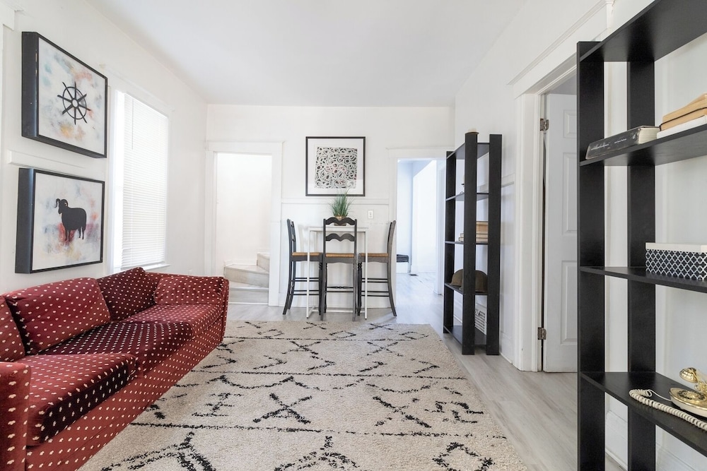 Detroit 4BR Home Bathtub & Pet Friendly Stay