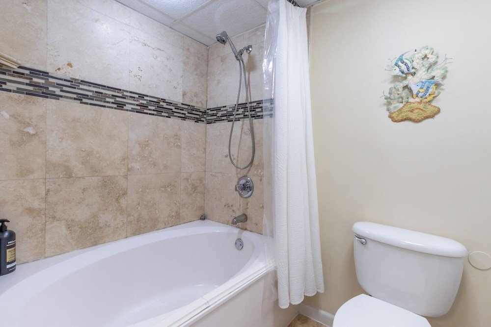 3BR Gulf-front Luxury w/ Pool Bar & Spa Baths