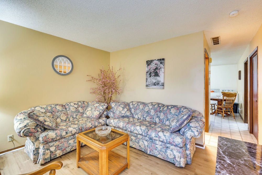 2 Mi to Kansas State Fairgrounds: Cozy Apartment!