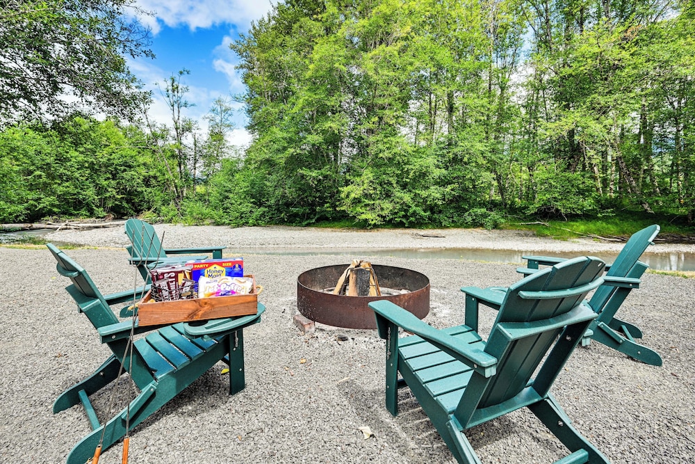 Gateway to Mt Rainier: Riverfront Haven w/ Hot Tub