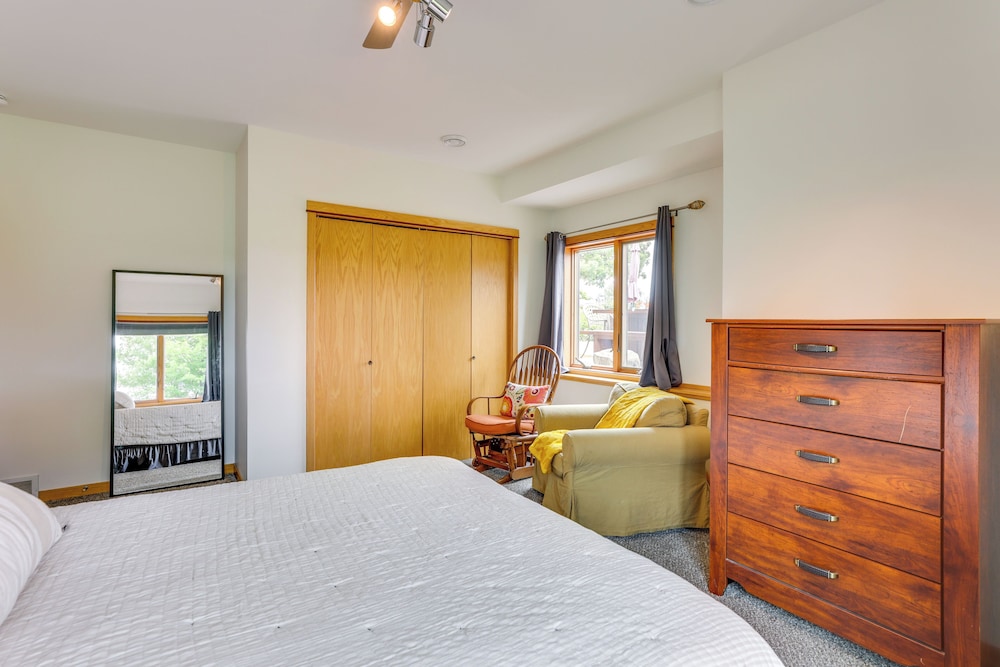 Outdoor Oasis: Luxe Flat in Mt Horeb!