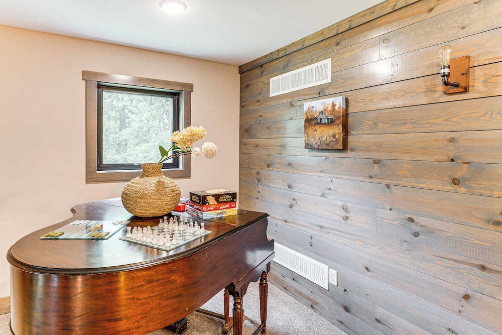 Luxe Barndominium Retreat Near Blue Spring Lake!
