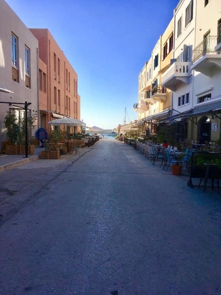 Casa Anthos Free Parking