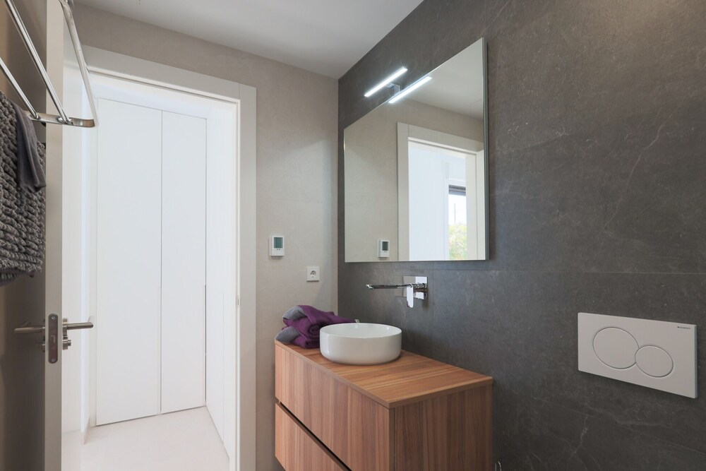 4 Bed Villa - Sleeps 8 - Pool - Garden - Parking