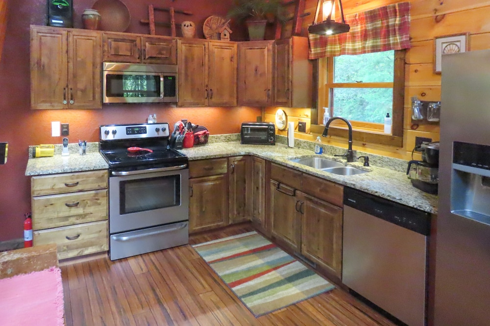 Cozy Couples Getaway w/ Hot Tub: 'fox Ridge Cabin' view 5