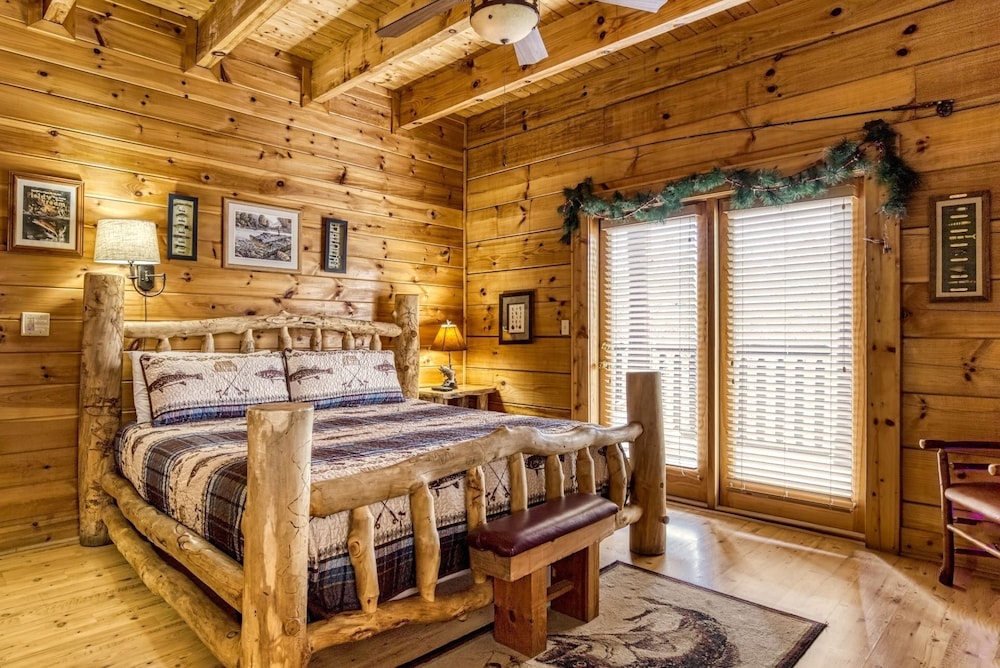 Ern854 - Wagon Wheel Lodge - Great Location! Close To All The Action! 9 Bedroom Cabin by RedAwning view 2