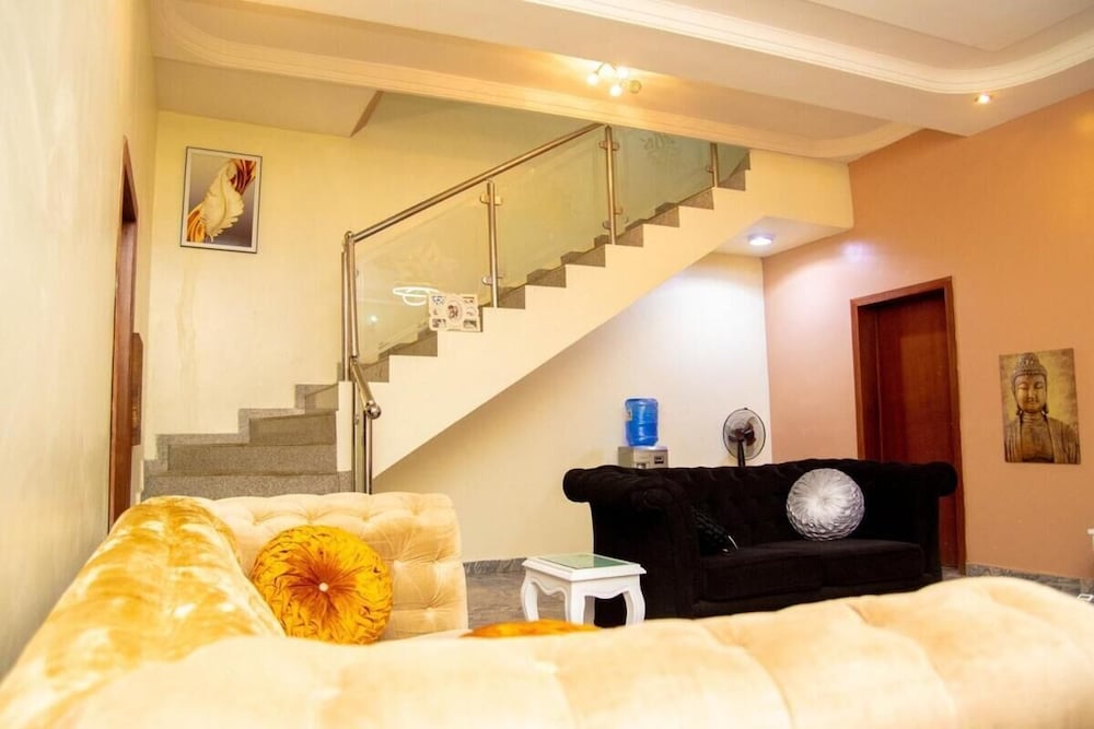 Luxury 4 BR Apt w Parking, Hot Tub, Magodo Estate