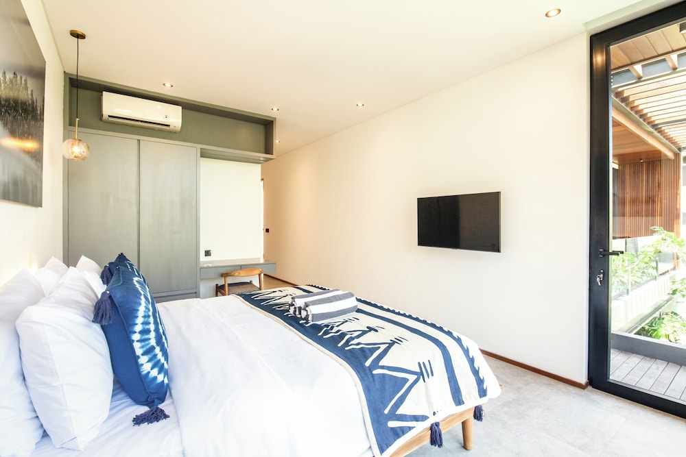 Seaside Escape: 4BR Villa, 190m to Canggu Beach