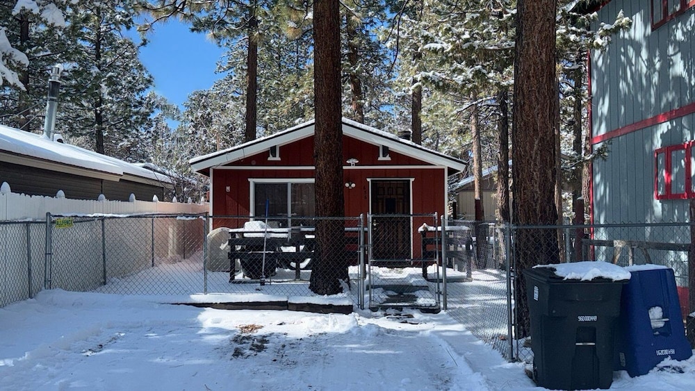 Cute Cozy Cabin