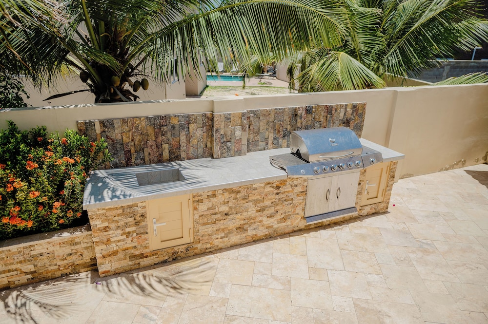 Spacious 4-bedroom Apartment 2 km From Eagle Beach - Dream Suites Aruba