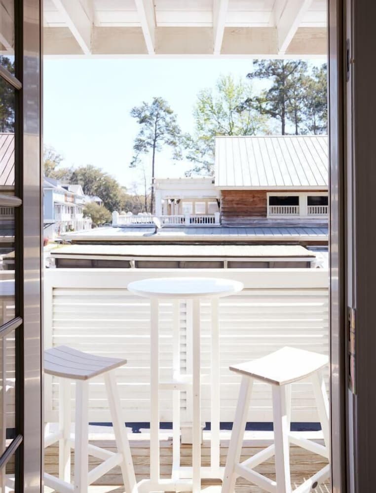 May River Breeze! 3-story Townhouse in Old Town's Promenade